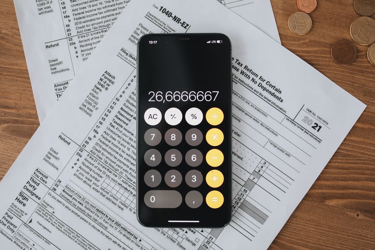 Calculatrice posée sur des documents fiscaux, fiscalité de l'épargne