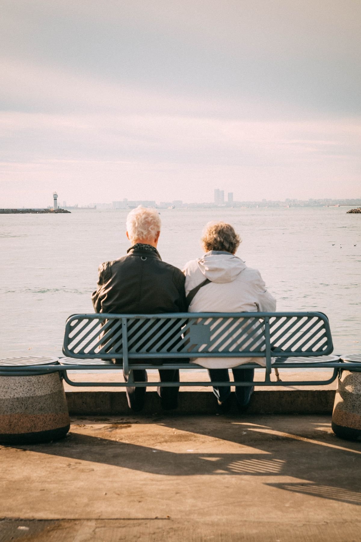 Couple de seniors assis face à la mer, sérénité de la retraite