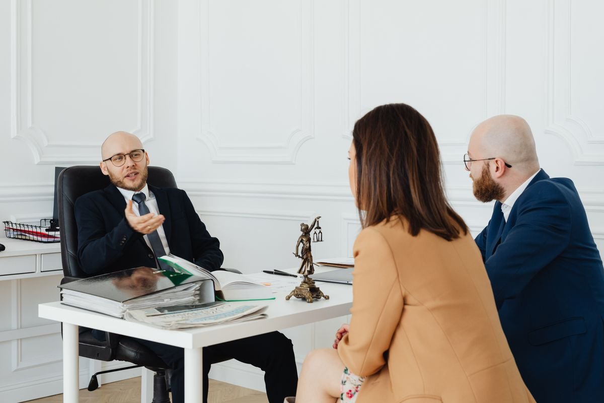 Cliente en rendez-vous avec deux conseillers en gestion de patrimoine